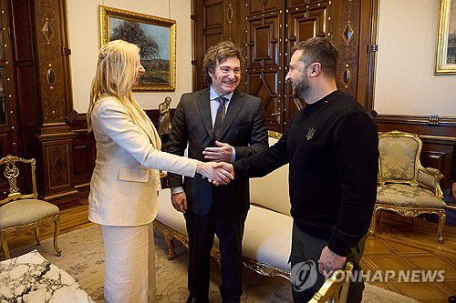 밀레이 대통령 앞에서 카리나와 악수하는 젤렌스키(우)[우크라이나 대통령 공보실 제공. 부에노스아이레스 로이터=연합뉴스. 재판매 및 DB 금지]