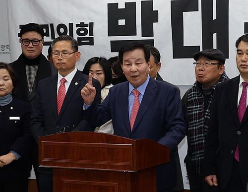 기자회견 하는 박대동 전 국회의원[촬영 허광무]
