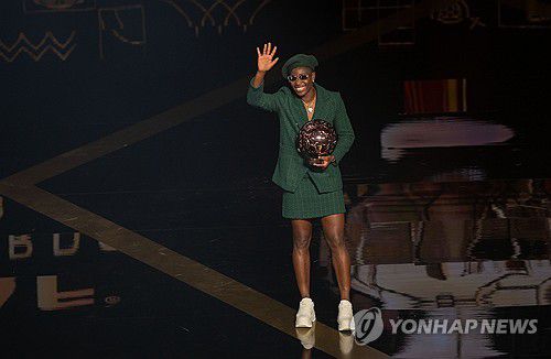 2023 CAF 올해의 여자 선수로 뽑힌 아시사트 오쇼알라[EPA=연합뉴스]