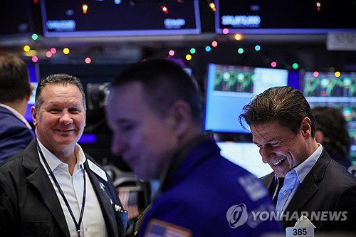 NYSE 입회장에서 일하는 트레이더들의 모습[연합뉴스 자료사진]