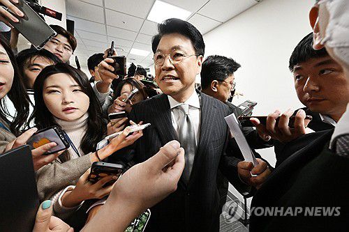 취재진 질문에 답하는 장제원 의원(서울=연합뉴스) 이정훈 기자 = 국민의힘 장제원 의원이 12일 국회 소통관에서 22대 총선 불출마 선언 기자회견을 마친 뒤 퇴장하며 취재진의 질문에 답하고 있다. 2023.12.12 [공동취재] uwg806@yna.co.kr