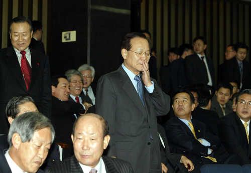 의총장 들어서는 최병렬 한나라당 대표2003.12.30   (서울=연합뉴스)  yihy@yna.co.kr <저작권자 ⓒ 2003 연 합 뉴 스. 무단전재-재배포 금지.>