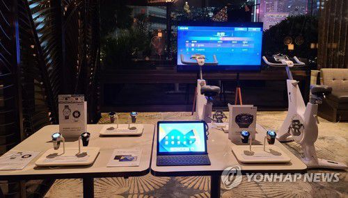 홍콩 '화웨이 이그나이트' 행사 전시품(홍콩=연합뉴스) 윤고은 특파원 = 지난 12일 홍콩에서 열린 중국 화웨이의 미디어 행사 '화웨이 이그나이트'에 전시된 화웨이 제품들. 2023.12.13.