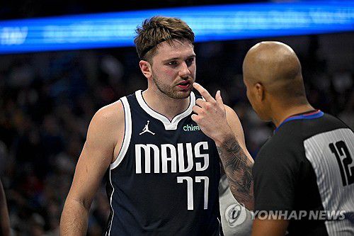 레이커스와의 경기 중 입술에 피가 나자 심판에게 얘기하는 돈치치[Jerome Miron-USA TODAY Sports/로이터=연합뉴스]