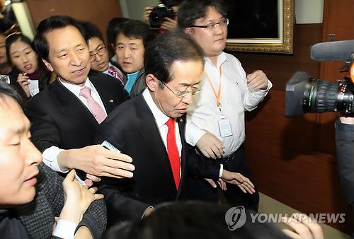 떠나는 홍준표 대표(서울=연합뉴스) 서명곤 기자 = 한나라당 홍준표 대표가 9일 오후 여의도 한나라당사에서 대표직 사퇴의사를 밝힌 뒤 기자회견장을 나서고 있다.    2011.12.9 seephoto@yna.co.kr