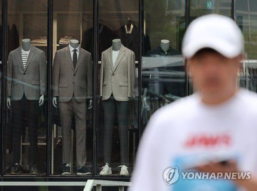 의류·신발 물가 8.0%↑ 31년 만에 최대폭 상승(서울=연합뉴스) 윤동진 기자 = 6일 통계청의 지출 목적별 소비자물가지수를 보면 지난달 의류·신발 물가가 1년 전보다 8.0% 올라 31년 만에 최고 상승률을 기록했다. 나들이 등 외부 활동이 활발해지자 코로나19 기간 주춤했던 의류 물가가 가파르게 오르는 모양새다.     사진은 이날 오후 서울 명동거리의 모습. 2023.6.6 mon@yna.co.kr