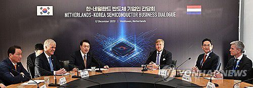 윤 대통령, 이재용·최태원 회장과 한-네덜란드 반도체 간담회(벨트호벤=연합뉴스) 임헌정 기자 = 네덜란드를 국빈 방문한 윤석열 대통령이 12일(현지시간) 벨트호벤 소재 ASML 본사에서 열린 한-네덜란드 반도체 기업인 간담회에서 발언하고 있다. 왼쪽부터 뤼크 반 덴 호버 IMEC 대표, 최태원 SK그룹 회장, 피터 베닝크 ASML 최고경영자(CEO), 윤 대통령, 빌럼-알렉산더르 국왕, 이재용 삼성전자 회장, 안드레아스 페처 ZEISS SMT 대표. 2023.12.12 kane@yna.co.kr