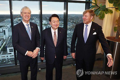 세계1위 반도체 장비기업 ASML 방문한 윤 대통령(벨트호벤=연합뉴스) 임헌정 기자 = 네덜란드를 국빈 방문한 윤석열 대통령이 12일(현지시간) 벨트호벤 소재 ASML 본사에서 열린 한-네덜란드 반도체 기업인 간담회에 앞서 피터 베닝크 ASML 최고경영자(CEO), 빌럼-알렉산더르 국왕(오른쪽)과 함께 기업 설명을 듣고 있다. 2023.12.12 kane@yna.co.kr