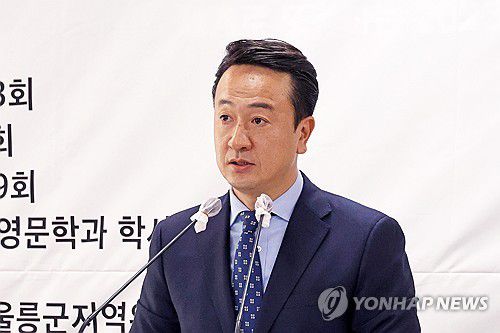 출마 선언하는 김상헌 전 경북도의원(포항=연합뉴스) 손대성 기자 = 더불어민주당 소속인 김상헌 전 경북도의원이 13일 포항시청 브리핑룸에서 기자회견을 열고 포항남구·울릉선거구 총선 출마를 선언하고 있다. 2023.12.13 sds123@yna.co.kr