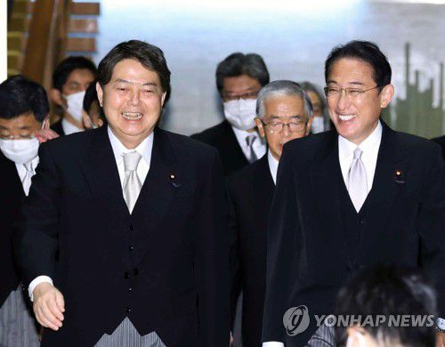 기시다 총리와 하야시 전 외무상[교도 연합뉴스 자료사진. 재판매 및 DB 금지]