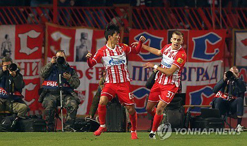 팀 동료와 골세리머니를 펼치는 황인범[EPA=연합뉴스]