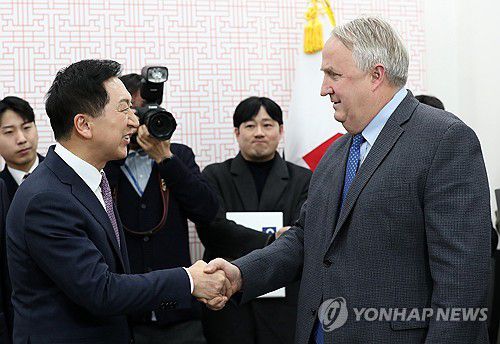 김기현 대표와 인요한 혁신위원장(서울=연합뉴스) 한상균 기자 = 국민의힘 김기현 대표와 인요한 혁신위원장이 6일 국회 당 대표실에서 만나고 있다. 2023.12.6 [공동취재] xyz@yna.co.kr