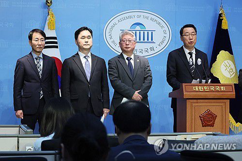 '원칙과 상식', 민주당 혁신 제안 기자회견(서울=연합뉴스) 이정훈 기자 = 14일 국회 소통관에서 더불어민주당 비주류 모임 '원칙과 상식' 의원들이 민주당 혁신 제안 기자회견을 하고 있다. 왼쪽부터 이원욱, 김종민, 조응천, 윤영찬. 2023.12.14 uwg806@yna.co.kr