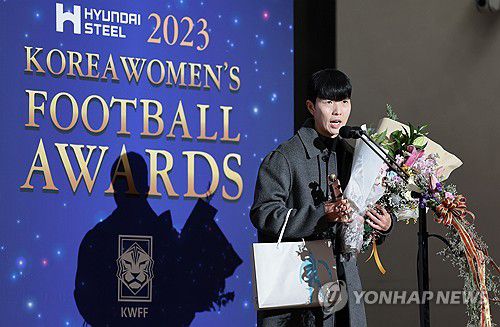 올해의 수비수상 수상하는 김혜리(서울=연합뉴스) 김인철 기자 = 14일 오후 서울 송파구 올림픽파크텔에서 열린 2023 여자축구 WK리그 시상식에서 올해의 수비수상을 수상한 인천현대제철 김혜리가 수상소감을 밝히고 있다. 2023.12.14 yatoya@yna.co.kr
