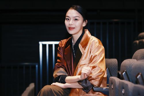 포즈 취하는 박수정 서울시무용단 수석(서울=연합뉴스) 진연수 기자 = 박수정 서울시무용단 수석이 지난 14일 서울 종로구 세종문화회관 S씨어터에서 인터뷰에 앞서 포즈를 취하고 있다. 2023.12.15   jin90@yna.co.kr