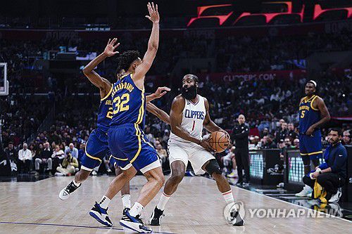 클리퍼스의 하든(오른쪽) 막으려는 골든스테이트 선수들[AP=연합뉴스]