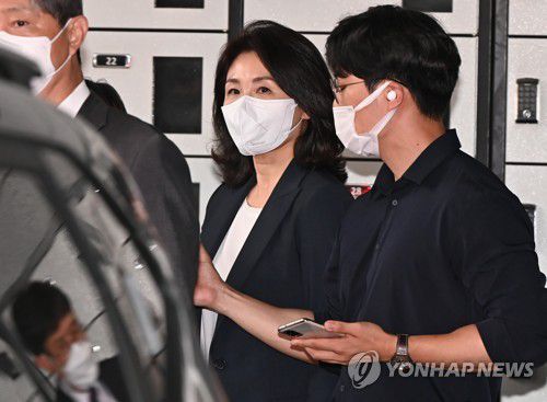 김혜경 '법카 의혹' 조사 마치고 출석 5시간 만에 귀가더불어민주당 이재명 대표 배우자 김혜경 씨가 2022년 8월 23일 오후 경기도 수원시 경기남부경찰청에서 '법인카드 유용 의혹' 관련 조사를 마친 후 나오고 있다. [연합뉴스 자료사진]