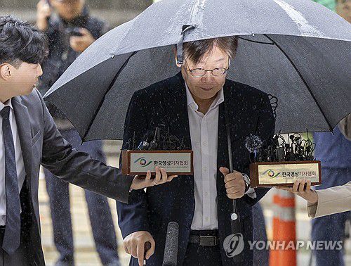 묵묵부답더불어민주당 이재명 대표가 9월 26일 오전 서초구 서울중앙지법에서 열리는 구속 전 피의자 심문(영장심사)을 받기 위해 차에서 내려 법정으로 향하고 있다. [연합뉴스 자료사진]