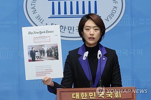 민주당 언론자유대책특위, 윤석열 정부의 언론탄압 관련 기자회견(서울=연합뉴스) 이정훈 기자 = 더불어민주당 고민정 의원이 12일 국회 소통관에서 가짜뉴스센터 등 방심위의 위법적 운영과 윤석열 정부의 언론탄압 관련 기자회견을 하고 있다. 2023.11.12 uwg806@yna.co.kr