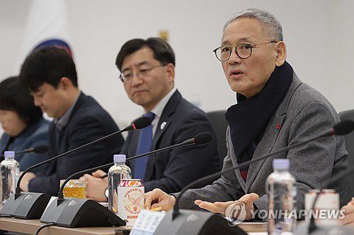 간담회하는 유인촌 장관(서울=연합뉴스) 강민지 기자 = 유인촌 문화체육관광부 장관이 15일 오후 서울 종로구 국립현대미술관 서울관에서 열린 OTT 산업 현장 간담회에서 인사말을 하고 있다. 2023.12.15 mjkang@yna.co.kr