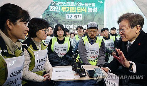 보건의료노조 농성장 방문한 이재명 대표(서울=연합뉴스) 한상균 기자 = 더불어민주당 이재명 대표가 15일 오후 국회 앞 전국보건의료산업노조 농성장에서 나순자 위원장 등을 만나고 있다. 2023.12.15 [공동취재] xyz@yna.co.kr