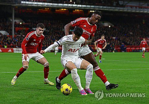 경합하는 손흥민[로이터=연합뉴스]