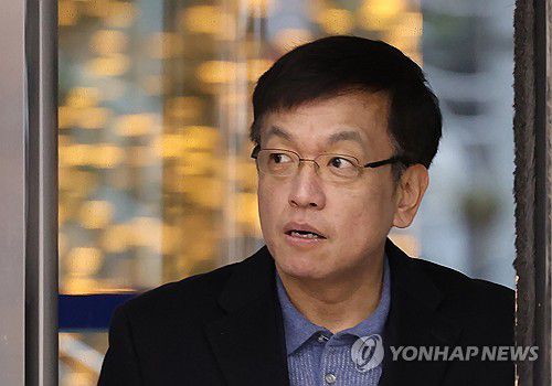 인사청문 준비사무실 향하는 최상목 경제부총리 후보자(서울=연합뉴스) 서명곤 기자 = 최상목 경제부총리 및 기획재정부 장관 후보자가 11일 오전 서울 중구 인사청문회 준비 사무실로 출근하고 있다. 2023.12.11 seephoto@yna.co.kr