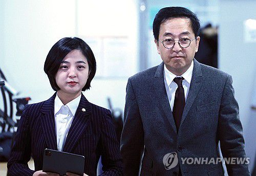 함께 입장하는 류호정-금태섭(서울=연합뉴스) 한종찬 기자 = 정의당 류호정 의원과 금태섭 새로운선택 창당준비위원장이 11일 오전 국회 소통관에서 한국 사회 젠더 갈등 관련 기자회견을 하기 위해 입장하고 있다. 2023.12.11 saba@yna.co.kr