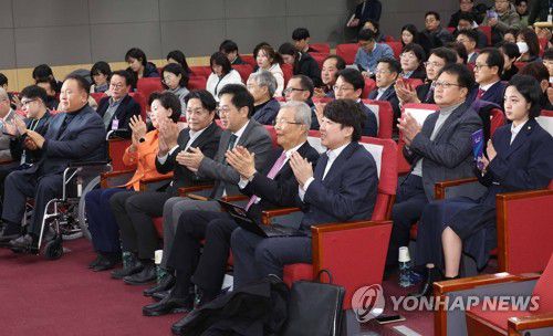 새로운선택-세번째권력 공동창당대회(서울=연합뉴스) 신준희 기자 = 17일 국회 의원회관에서 열린 새로운선택-세번째권력 공동창당대회에서 참석자들이 박수를 치고 있다.  앞줄 오른쪽부터 이준석 전 국민의힘 대표, 김종인 전 비대위원장, 금태섭, 조성주 새로운선택 공동대표, 양향자 한국의희망 대표, 무소속 이상민 의원. 뒷줄 맨 오른쪽은 류호정 정의당 의원. 2023.12.17 hama@yna.co.kr