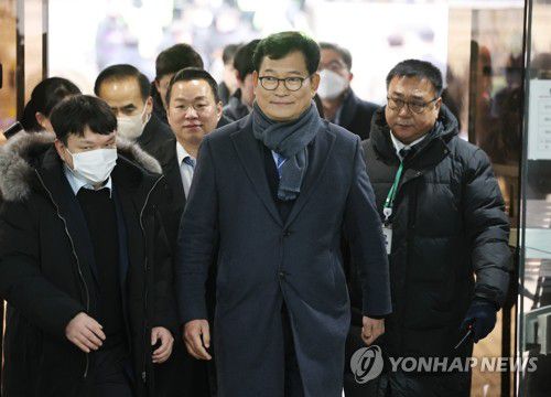 영장심사 출석하는 송영길 전 대표(서울=연합뉴스) 서대연 기자 = 더불어민주당 전당대회 돈봉투 살포 의혹과 관련해 송영길 전 대표가 18일 오전 서울 서초구 서울중앙지방법원에서 열리는 구속 전 피의자심문(영장실질심사)에 출석하고 있다. 2023.12.18 dwise@yna.co.kr