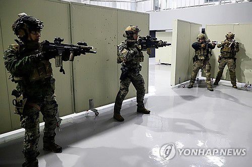 한미 특수전부대, 연합 특수작전 훈련 실시(서울=연합뉴스) 한미 특수전부대 장병들이 지난 18일 경기 광주시 특수전학교 훈련장에서 연합 특수작전 훈련의 일환으로 핵심지역 내부 소탕전술 훈련을 하고 있다. 2023.12.19 [합동참모본부 제공. 재판매 및 DB 금지] photo@yna.co.kr