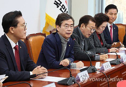 국민의힘 뉴시티 특위, 서울 인접지역 경기 당협위원장 간담회(서울=연합뉴스) 이정훈 기자 = 19일 국회에서 열린 국민의힘 뉴시티 프로젝트 특별위원회 서울 인접지역 경기 당협위원장 간담회에서 조경태 특위 위원장이 모두 발언을 하고 있다. 2023.12.19 uwg806@yna.co.kr