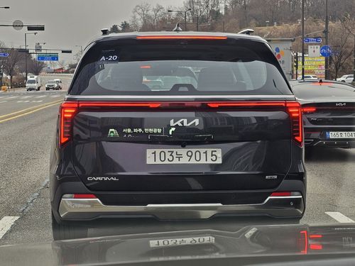 기아 더 뉴 카니발 뒷모습. 유리창에 옵션인 헤드업디스플레이(HUD)가 보인다.[촬영 임성호]