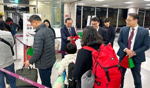 이스타항공 조중석 등이 취항을 기념해 승객에게 기념품을 나눠주고 있다[이스타항공 제공. 재판매 및 DB 금지