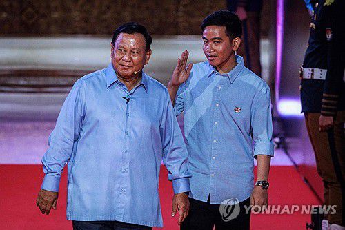 프라보워·기브란 후보대통령 후보인 프라보워 수비안토(왼쪽)와 부통령 후보인 기브란 라카부밍 라카가 지난 12일 인도네시아 자카르타에서 열린 대통령 후보 토론회에 입장하고 있다.  [AFP 연합뉴스 자료사진. 재판매 및 DB 금지]