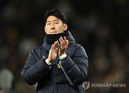 팬들에게 박수를 보내는 손흥민[로이터=연합뉴스]