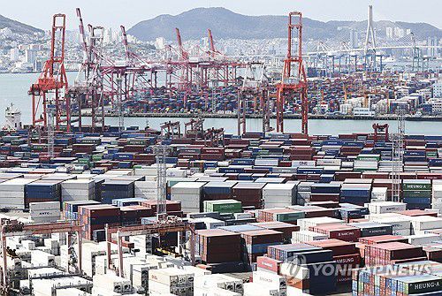 부산항 신선대부두와 감만부두에 쌓여 있는 컨테이너[연합뉴스 자료사진]