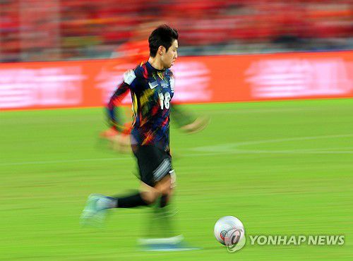 돌파 시도하는 이강인(선전=연합뉴스) 김도훈 기자 = 21일 중국 선전 유니버시아드 스포츠센터에서 열린 2026 북중미 월드컵 아시아 2차 예선 한국과 중국의 경기. 대표팀 이강인이 드리블 돌파를 시도하고 있다. 2023.11.22 superdoo82@yna.co.kr