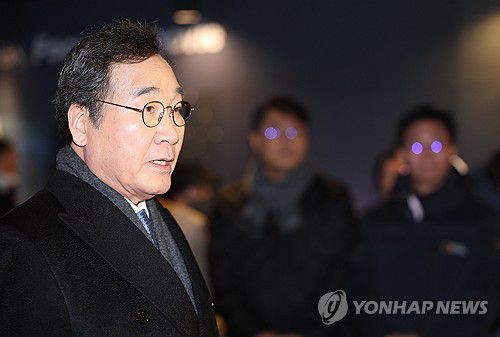 질문에 답하는 이낙연(서울=연합뉴스) 박동주 기자 = 더불어민주당 이낙연 전 대표가 18일 서울 용산 CGV에서 열린 '길위에 김대중' 시사회에 참석, 취재진의 질문에 답하고 있다. 2023.12.18 pdj6635@yna.co.kr