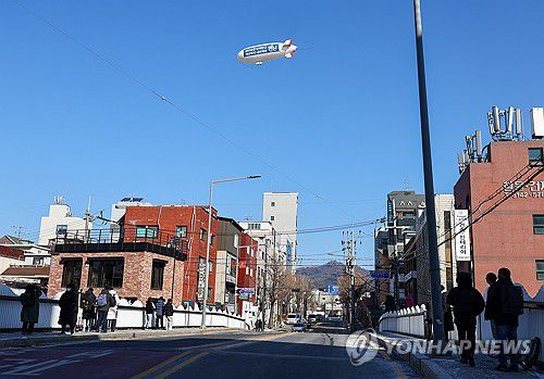 '원신' 유저들, 소통 요구하며 비행선 시위(서울=연합뉴스) 서대연 기자 = 21일 오전 서울 마포구 홍대입구역 인근에 중국 게임사 호요버스가 운영하는 게임 '원신' 이용자들이 운영진에 소통을 촉구하며 띄운 비행선이 날고 있다.      2023.12.21 dwise@yna.co.kr