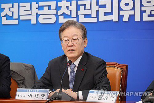 민주당 전략공천관리위 제1차 전체회의(서울=연합뉴스) 이정훈 기자 = 더불어민주당 이재명 대표가 21일 국회에서 열린 전략공천관리위원회 제1차 전체회의에서 발언하고 있다. 2023.12.21 uwg806@yna.co.kr