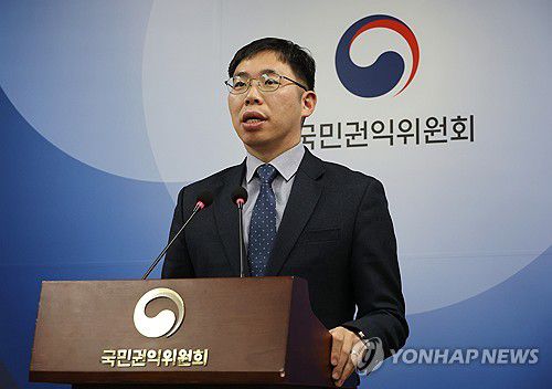 권익위, 서울 동대문상가 평화-신평화시장 횡단보도 민원 해결(세종=연합뉴스) 김주형 기자 = 이범석 국민권익위원회 집단고충조사팀장이 21일 세종시 정부세종청사에서 서울 동대문상가 평화-신평화시장 횡단보도 설치 요구 집단민원 해결과 관련해 브리핑하고 있다. 2023.12.21 kjhpress@yna.co.kr