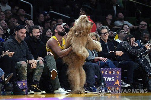 레이커스와 닉스 경기장에 등장한 브로디[로이터=연합뉴스] Mandatory Credit: Kirby Lee-USA TODAY Sports