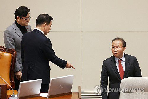 이태원참사 특별법은 합의 불발(서울=연합뉴스) 신준희 기자 = 21일 국회에서 열린 본회의에서 국민의힘 윤재옥 원내대표 겸 대표 권한대행(오른쪽)이 이태원참사 특별법 상정을 요구하는 더불어민주당 홍익표 원내대표와 김진표 국회의장에게 거부 의사를 표시한 뒤 내려가고 있다. 2023.12.21 hama@yna.co.kr