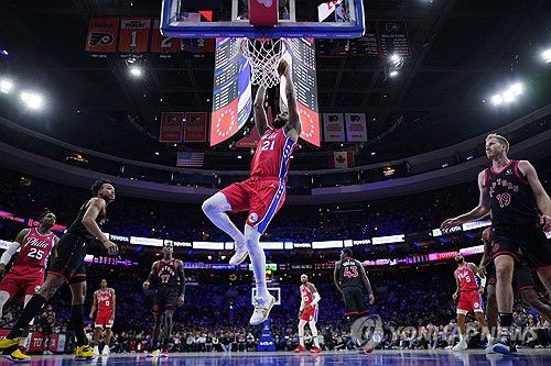 덩크하는 조엘 엠비드 [AP=연합뉴스]