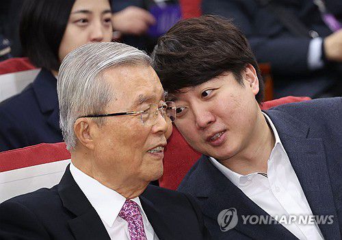 대화하는 김종인-이준석(서울=연합뉴스) 신준희 기자 = 지난 17일 국회 의원회관에서 열린 새로운선택 창당대회에서 이준석 전 국민의힘 대표와 김종인 전 비대위원장이 대화하고 있다. 2023.12.17 hama@yna.co.kr