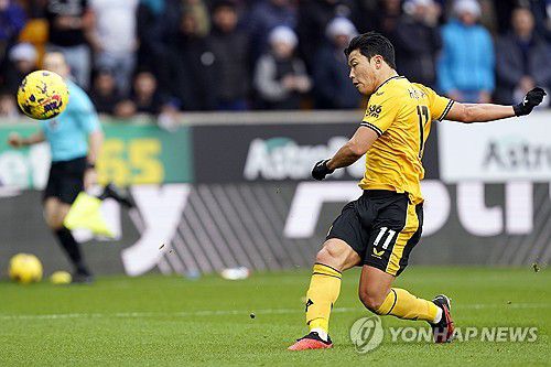 슈팅하는 황희찬[EPA=연합뉴스]