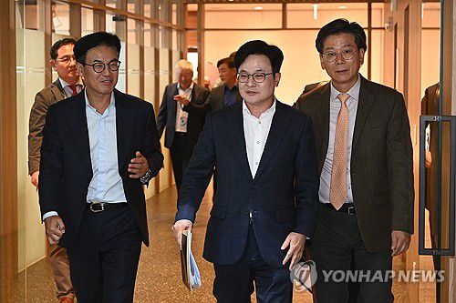 서울시장과 면담 종료… 이동하는 김병수 김포시장(서울=연합뉴스) 김주성 기자 = 김병수 김포시장이 6일 오후 서울시청에서 김포시의 서울시 편입 방안과 관련해 오세훈 서울시장과 면담을 마치고 나와 백브리핑을 위해 이동하고 있다. 2023.11.6 [공동취재] utzza@yna.co.kr