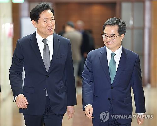 서울-경기-인천 3차 회동 참석하는 오세훈-김동연(서울=연합뉴스) 김도훈 기자 = 오세훈 서울시장과 김동연 경기도지사가 16일 오후 서울 중구 프레스센터에서 열린 서울·경기·인천 단체장 회동 참석을 위해 회의장으로 향하고 있다. 2023.11.16 superdoo82@yna.co.kr