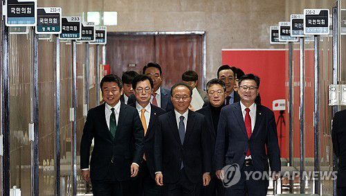 전국위원회 입장하는 국민의힘 지도부(서울=연합뉴스) 한상균 기자 = 국민의힘 윤재옥 원내대표 겸 대표 권한대행이 26일 국회에서 열린 전국위원회에 입장하고 있다. 국민의힘은 이날 전국위원회에서 한동훈 비상대책위원장 임명안을 의결한다. 2023.12.26 xyz@yna.co.kr